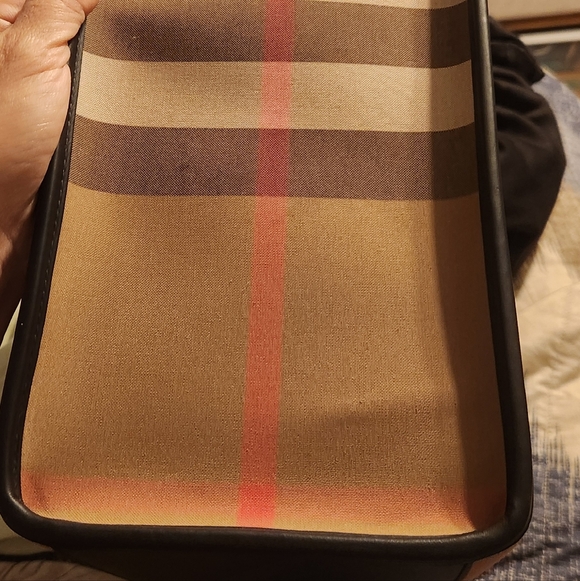 Classic Burberry Tote Bag in Beige and Black - Picture 4 of 9